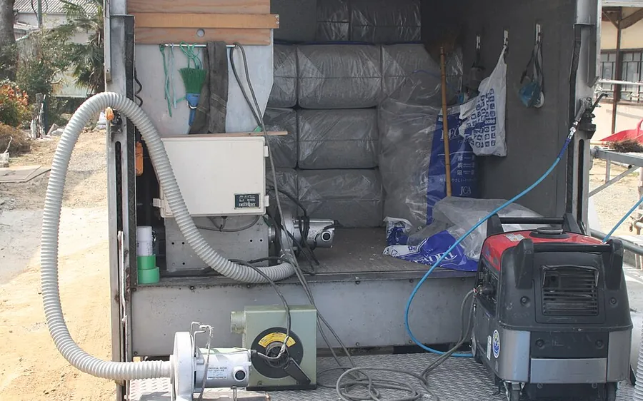 Machine à souffler et sacs d'isolant en vrac