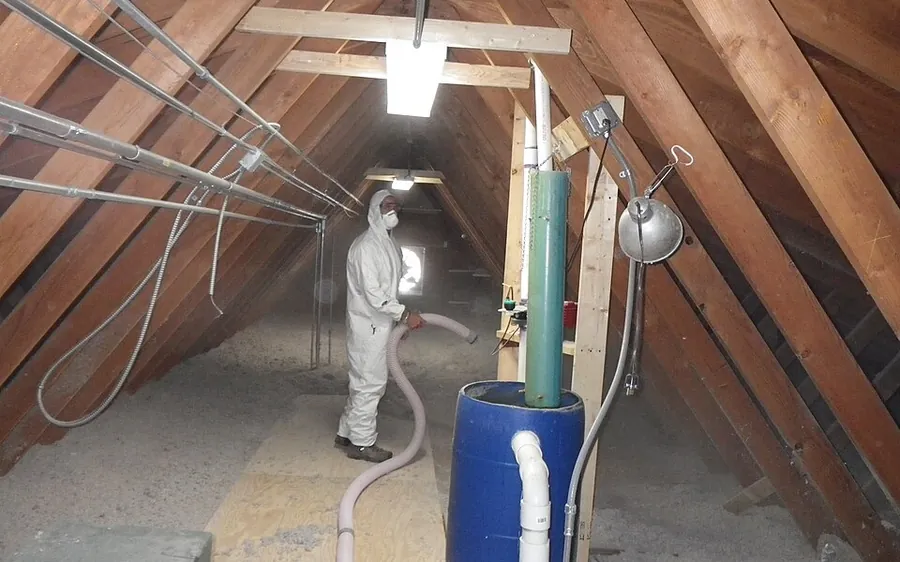 Soufflage d'isolant en vrac dans des combles perdus